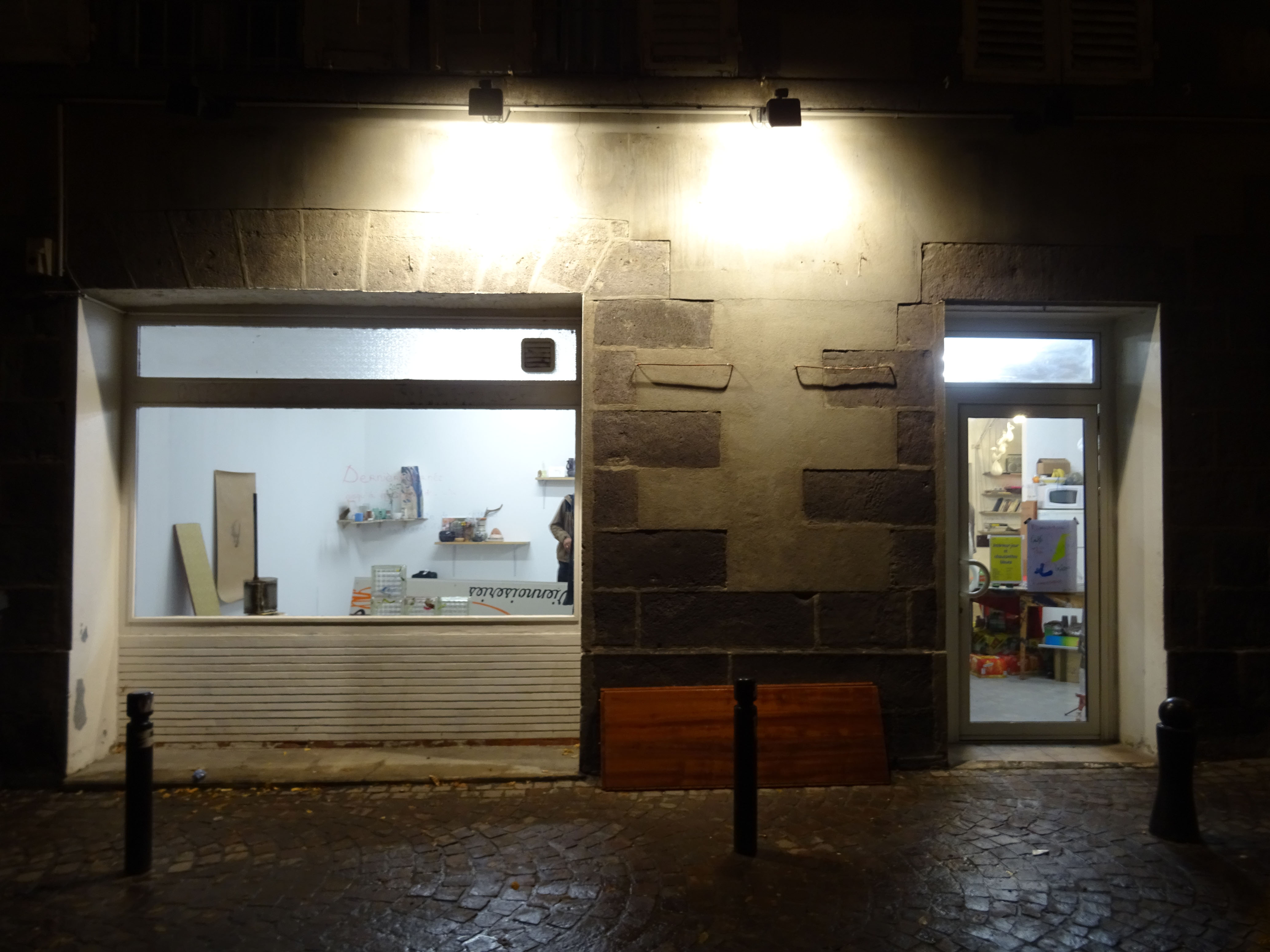Photos de nuit du batiment sans enseigne, tout a été retiré, il ne reste pls que les spots qui éclairaient cette enseigne. Il éclairent directement la façade vide.